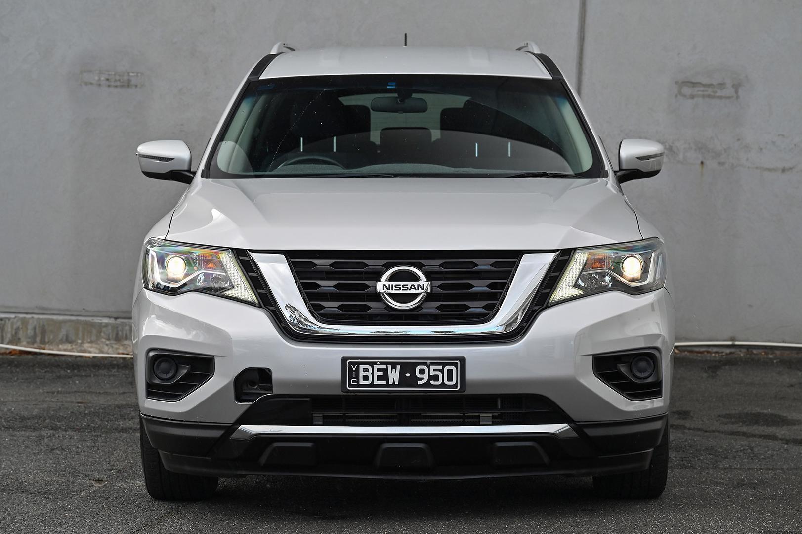 2018 Nissan Pathfinder ST in Silver