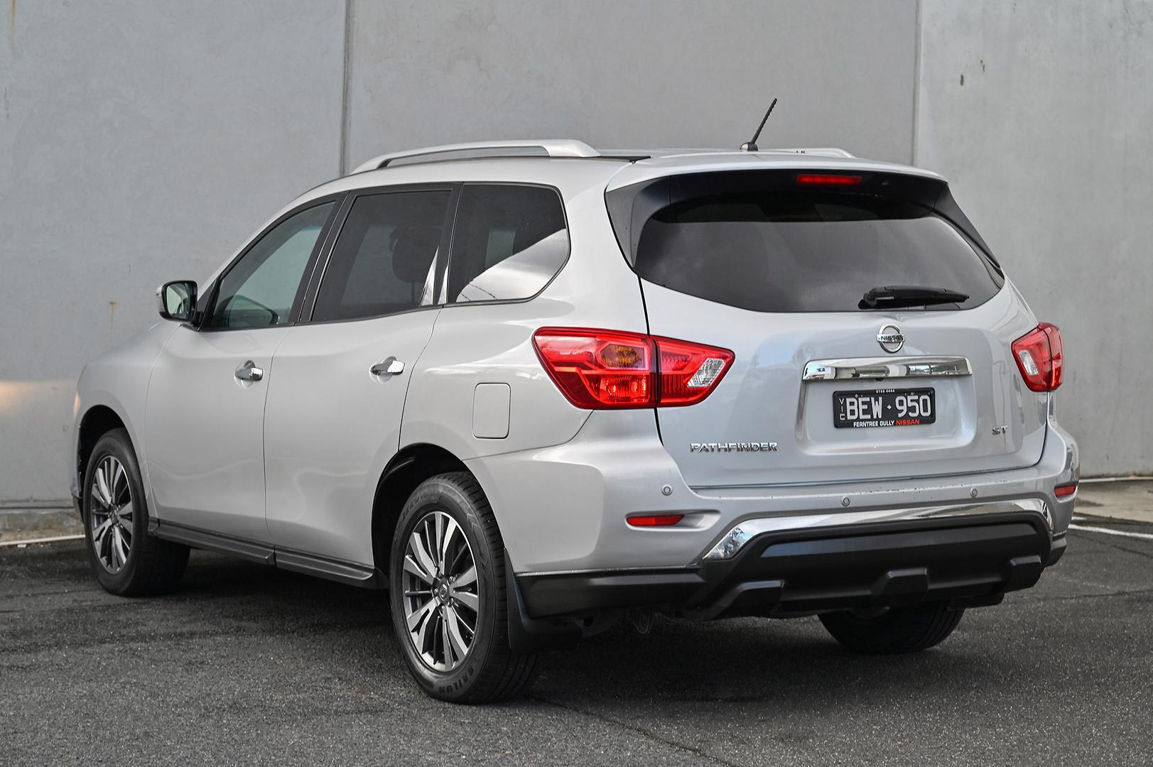 2018 Nissan Pathfinder ST in Silver