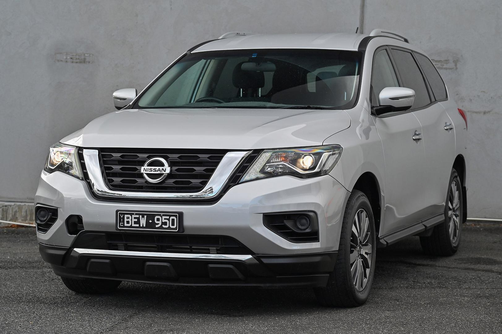 2018 Nissan Pathfinder ST in Silver