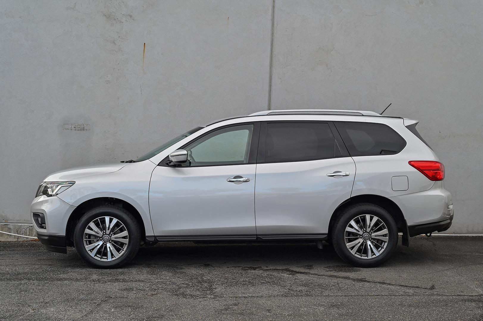 2018 Nissan Pathfinder ST in Silver