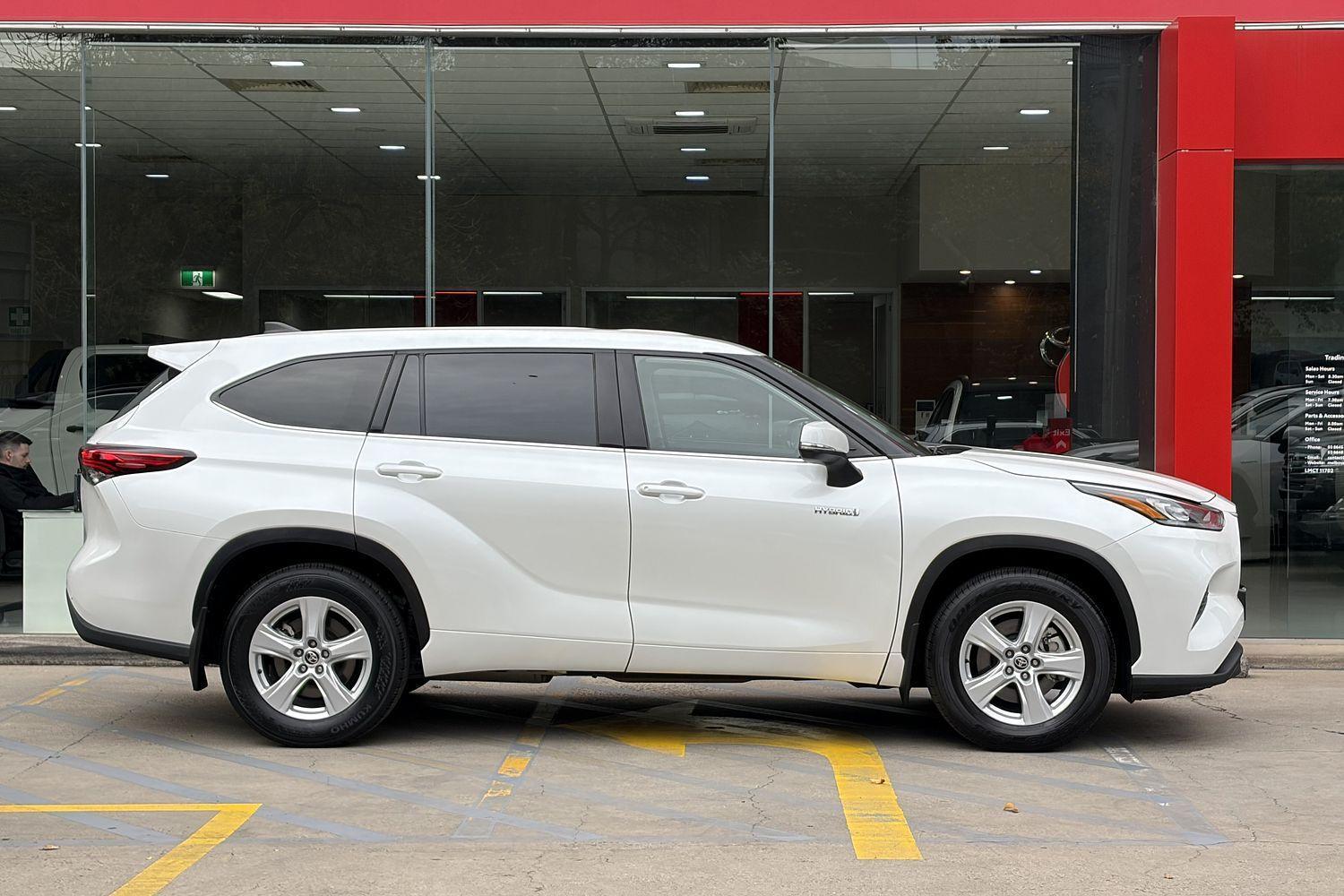 2022 Toyota Kluger GX in White