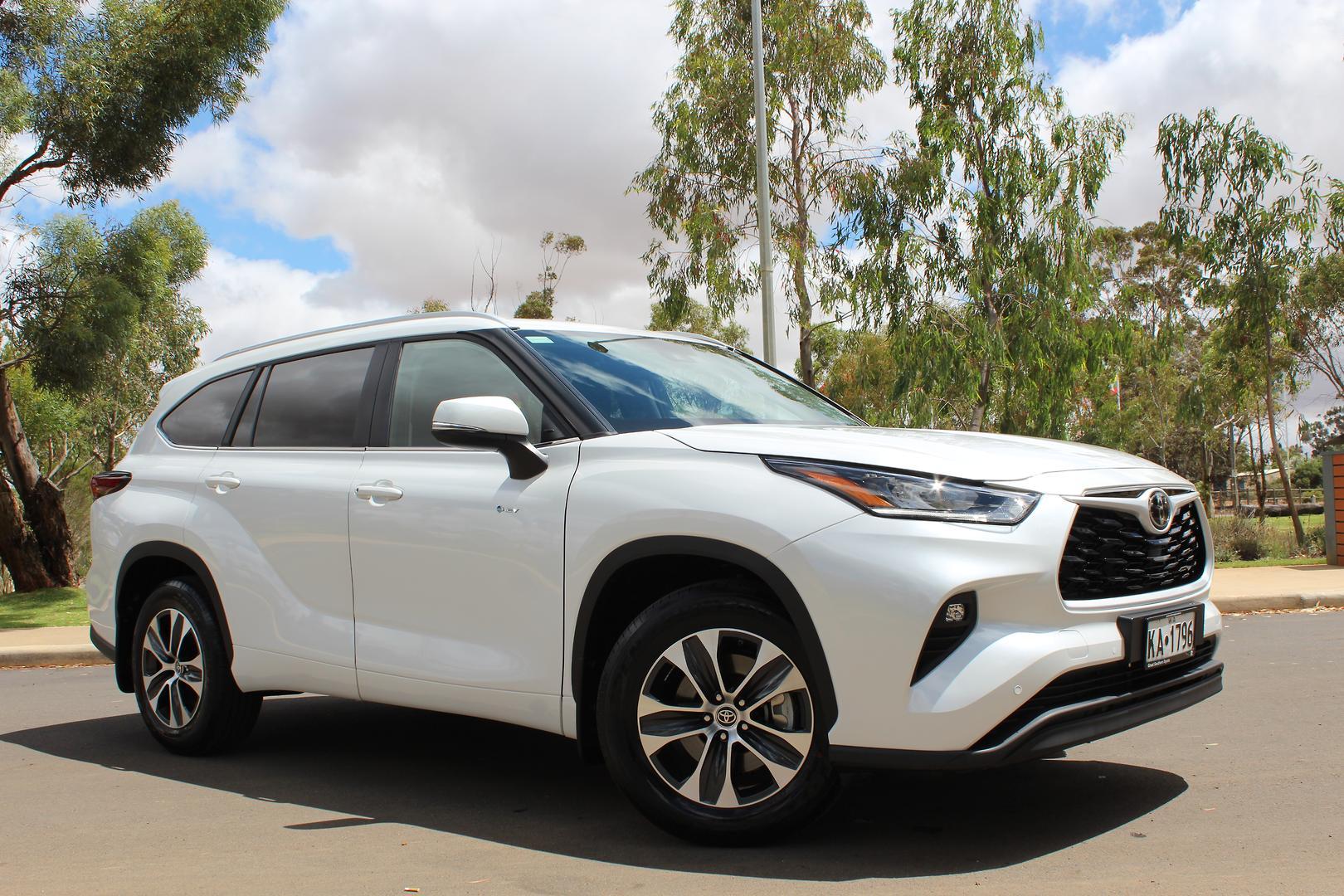 2025 Toyota Kluger GXL in White