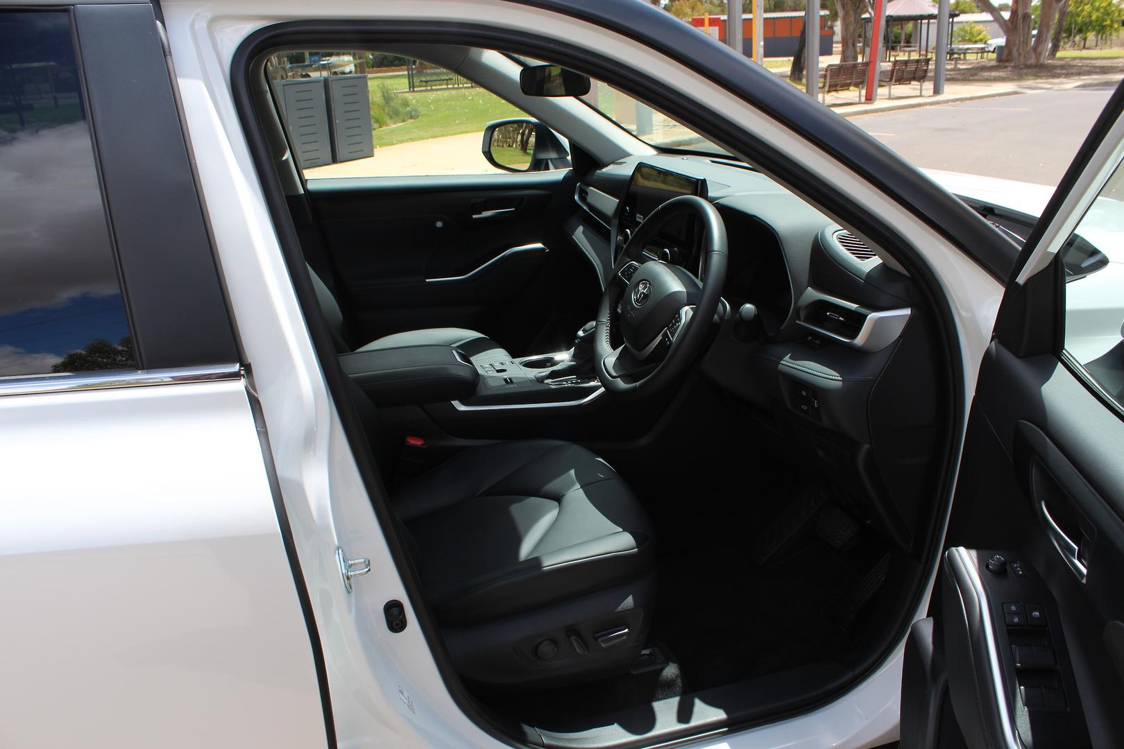 2025 Toyota Kluger GXL in White