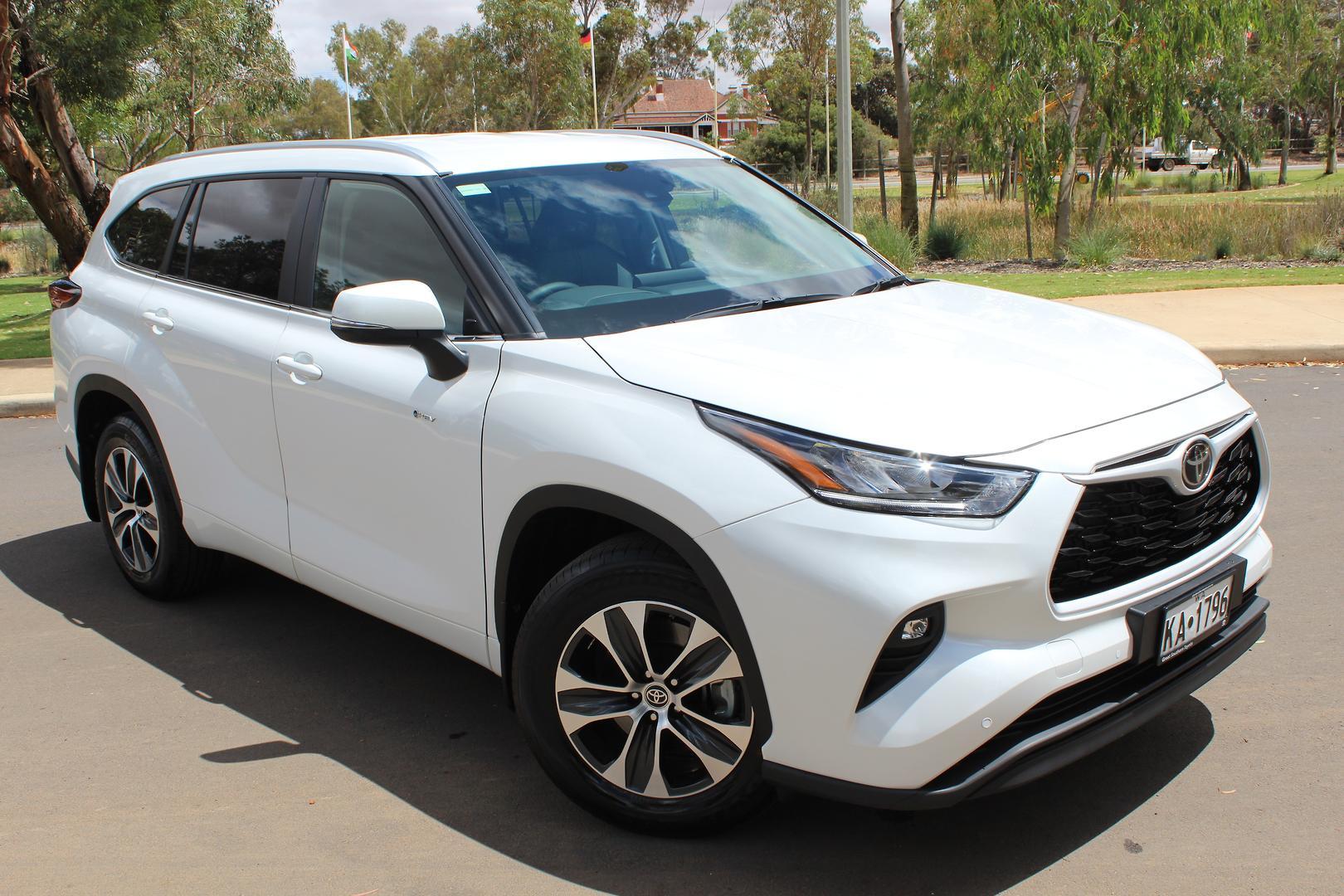 2025 Toyota Kluger GXL in White