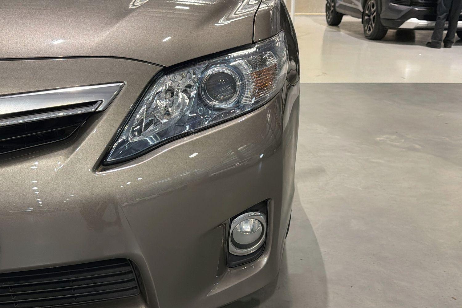 2010 Toyota Camry Hybrid in Silver