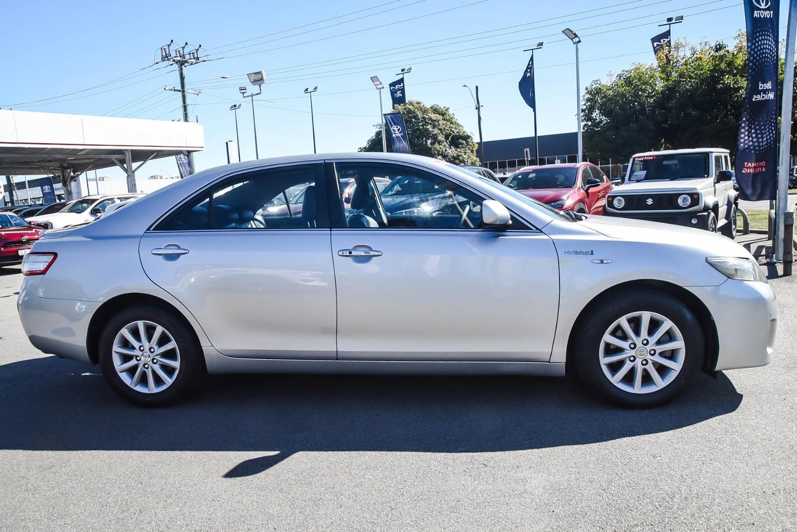 2010 Toyota Camry Hybrid L2 in Silver