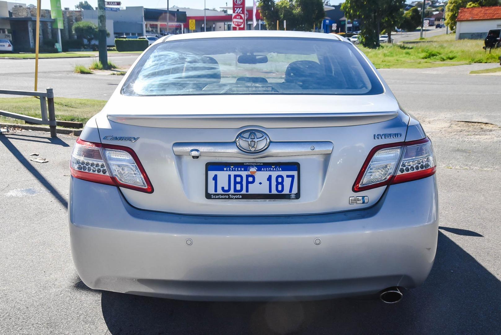 2010 Toyota Camry Hybrid L2 in Silver