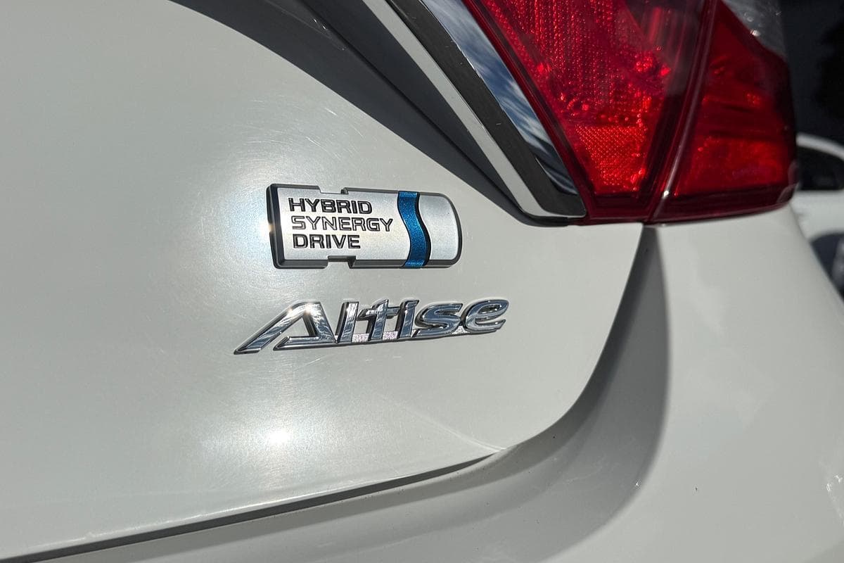 2016 Toyota Camry Hybrid Altise in White