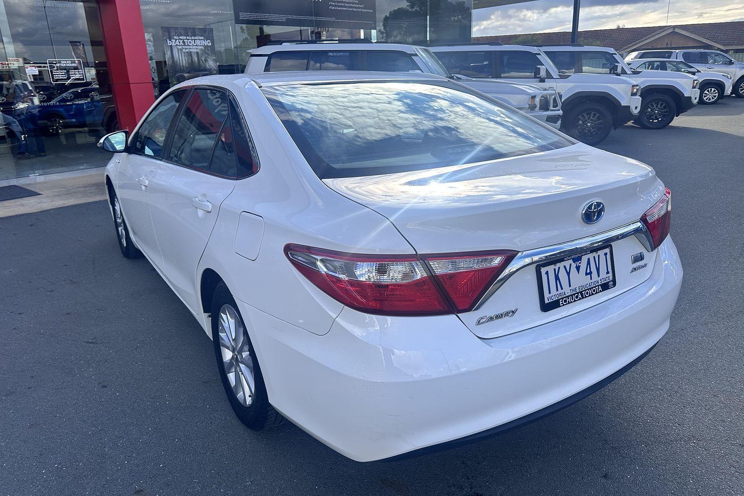 2017 Toyota Camry Hybrid Altise in White
