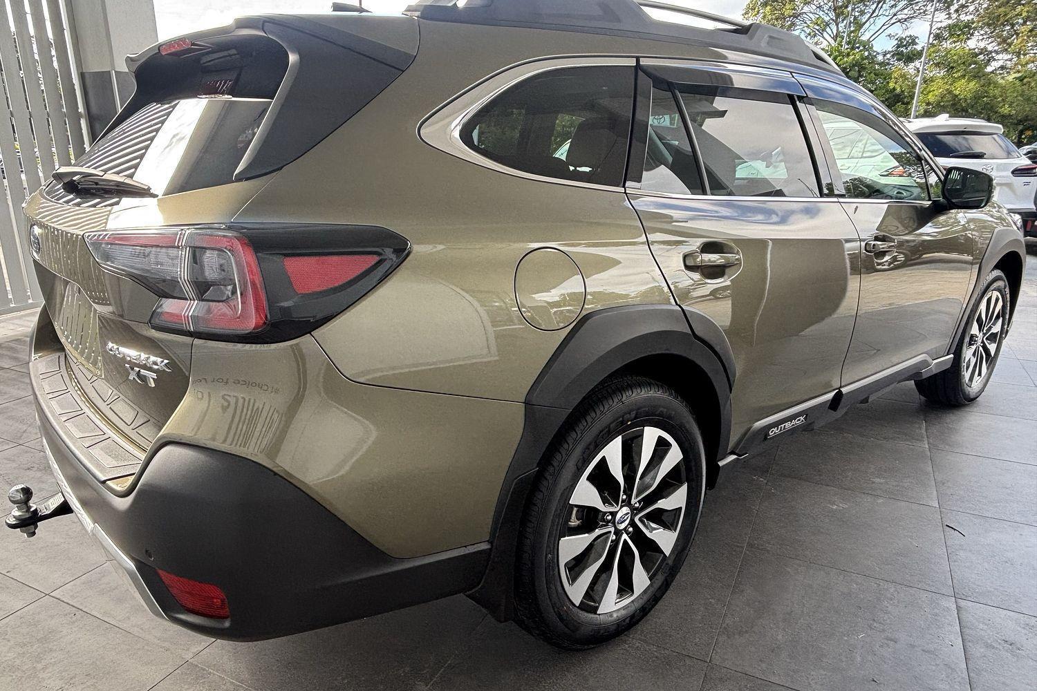 2022 Subaru Outback AWD Touring XT in Green