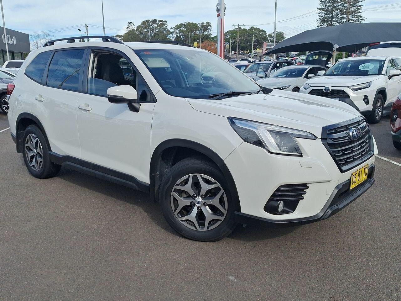 2022 Subaru Forester 2.5i in White
