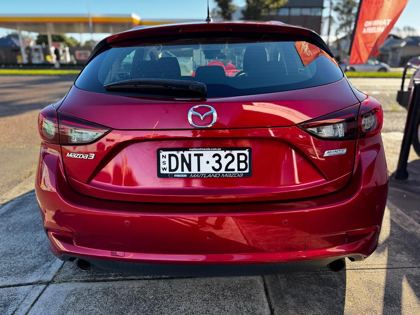 2017 Mazda 3 Neo in Red