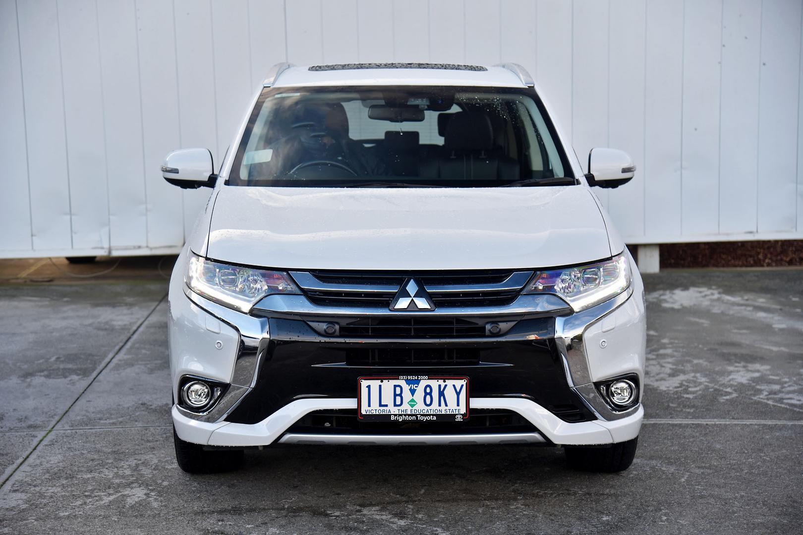 2017 Mitsubishi Outlander PHEV Exceed in White
