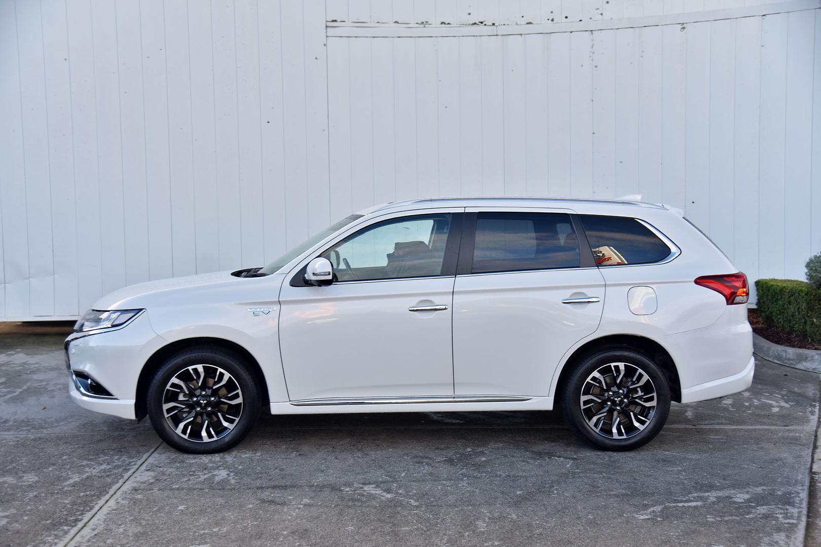 2017 Mitsubishi Outlander PHEV Exceed in White