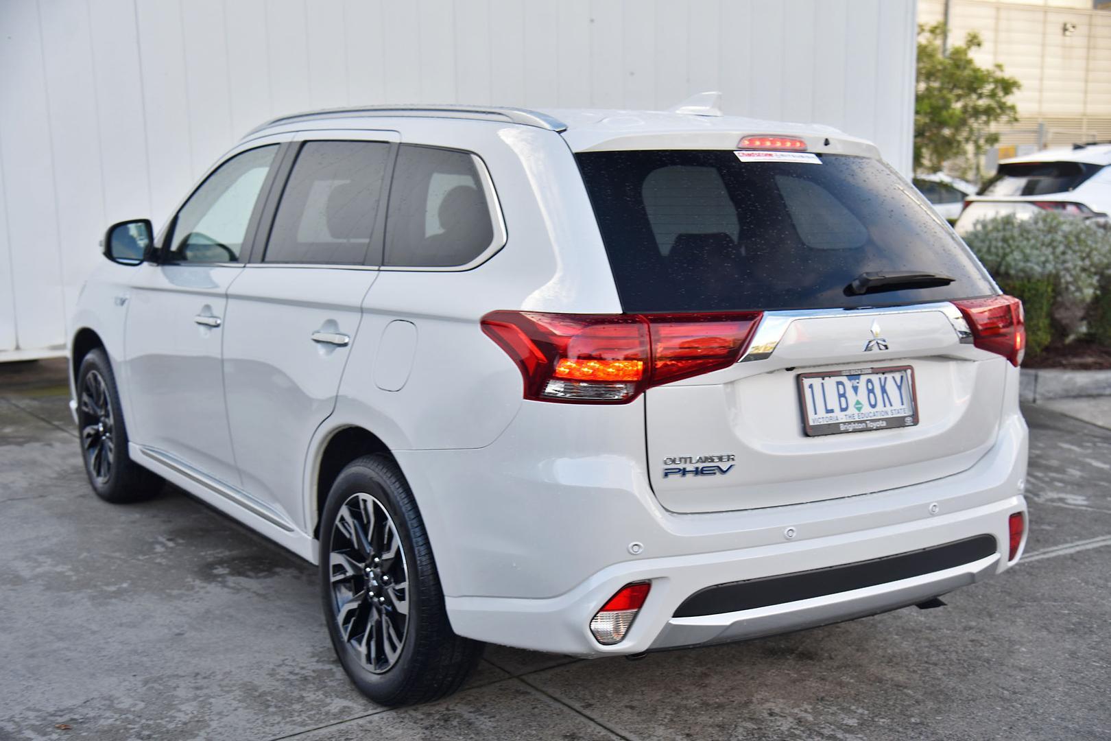 2017 Mitsubishi Outlander PHEV Exceed in White