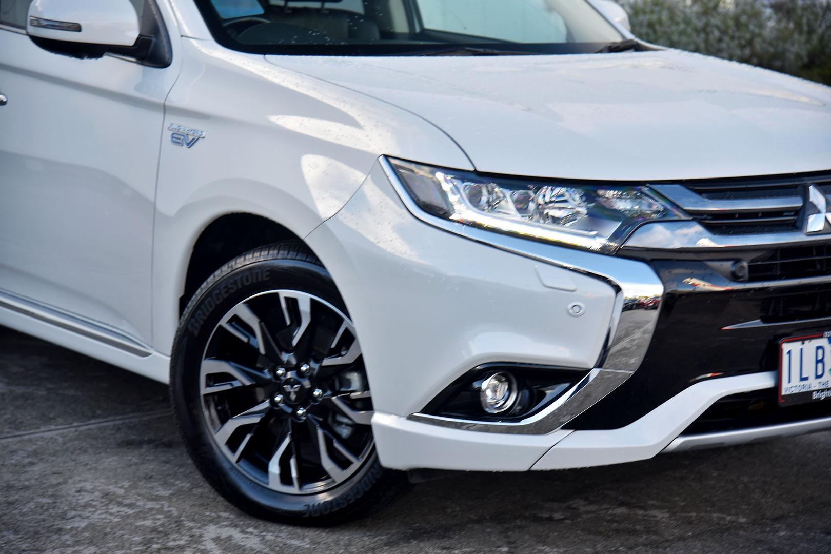 2017 Mitsubishi Outlander PHEV Exceed in White