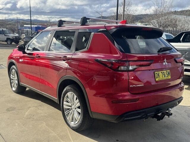 2024 Mitsubishi Outlander PHEV ES in Red