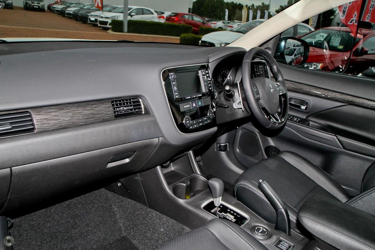 2026 Mitsubishi Outlander Exceed in White