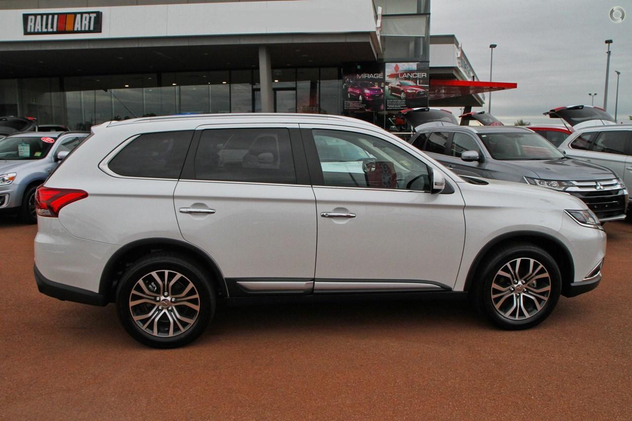 2026 Mitsubishi Outlander Exceed in White