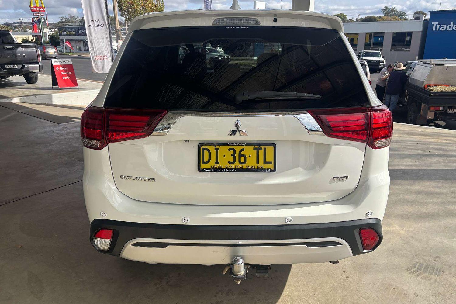 2018 Mitsubishi Outlander LS in Polar White
