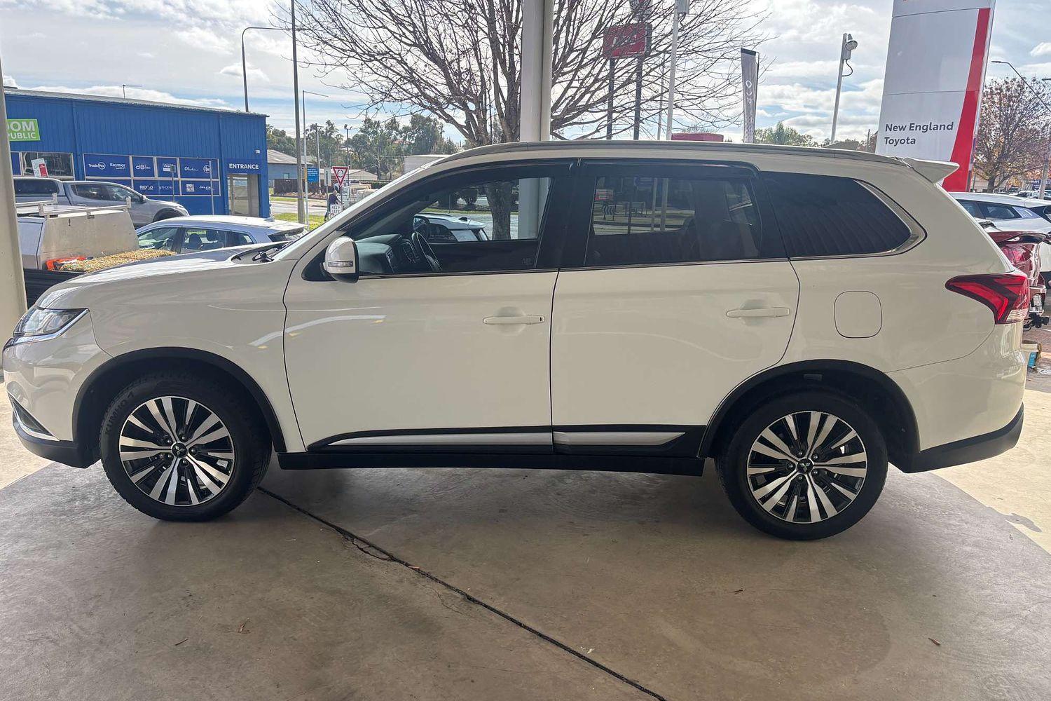 2018 Mitsubishi Outlander LS in Polar White