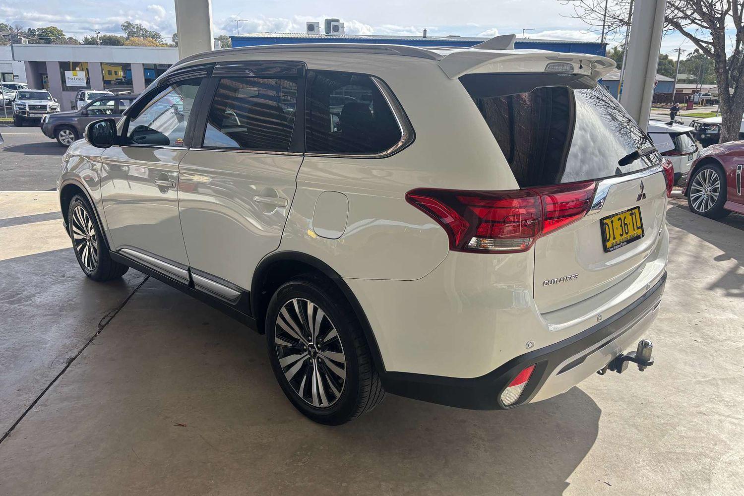 2018 Mitsubishi Outlander LS in Polar White