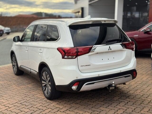 2020 Mitsubishi Outlander LS in White