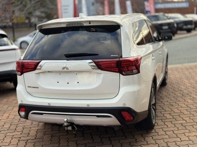 2020 Mitsubishi Outlander LS in White