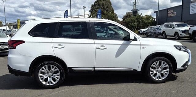 2020 Mitsubishi Outlander ES in White