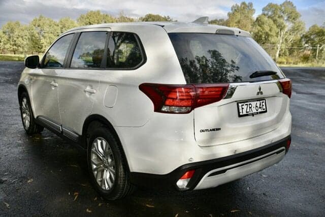 2021 Mitsubishi Outlander ES in White