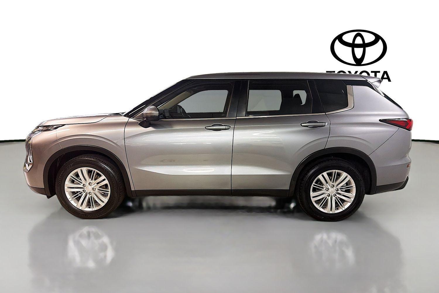 2022 Mitsubishi Outlander ES in Grey