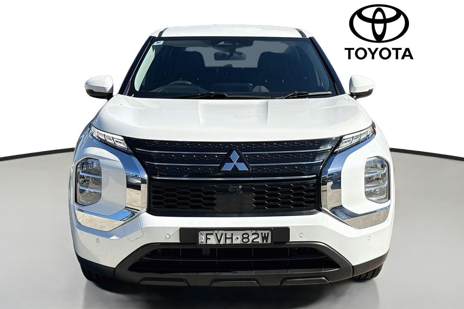 2022 Mitsubishi Outlander ES in White