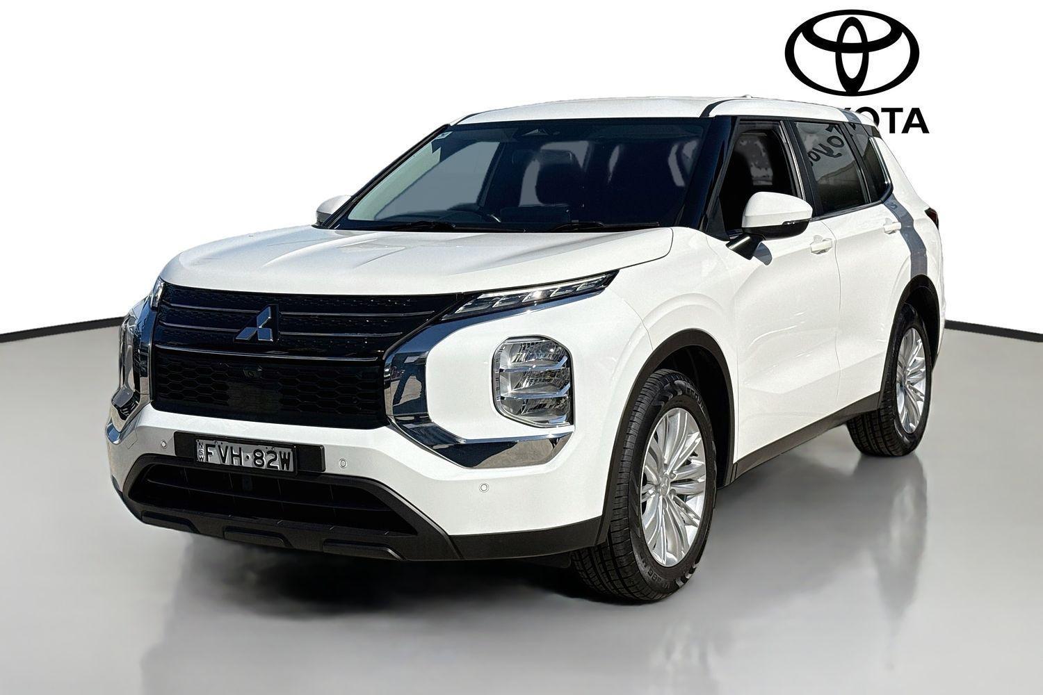 2022 Mitsubishi Outlander ES in White