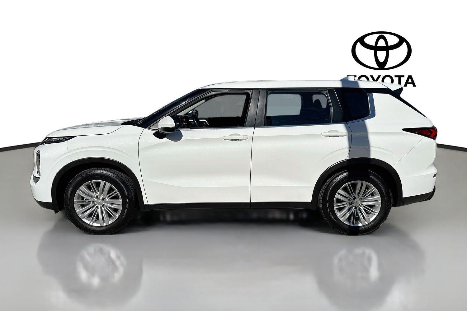 2022 Mitsubishi Outlander ES in White