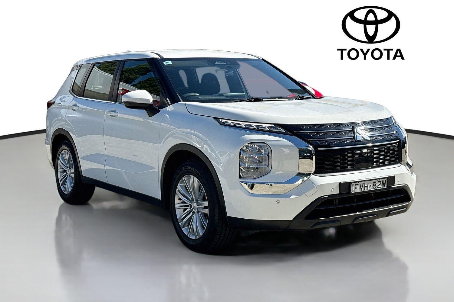 2022 Mitsubishi Outlander ES in White