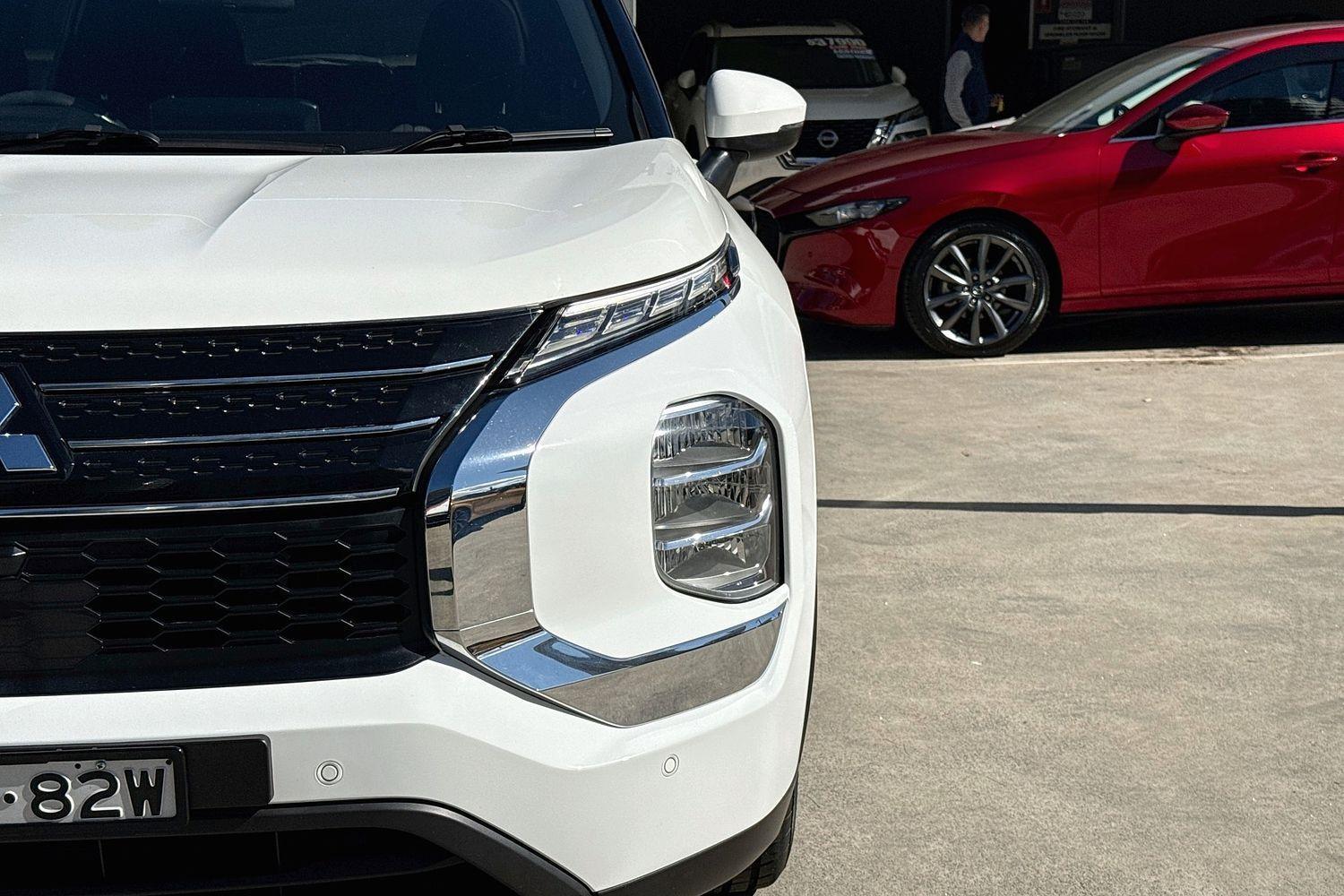 2022 Mitsubishi Outlander ES in White