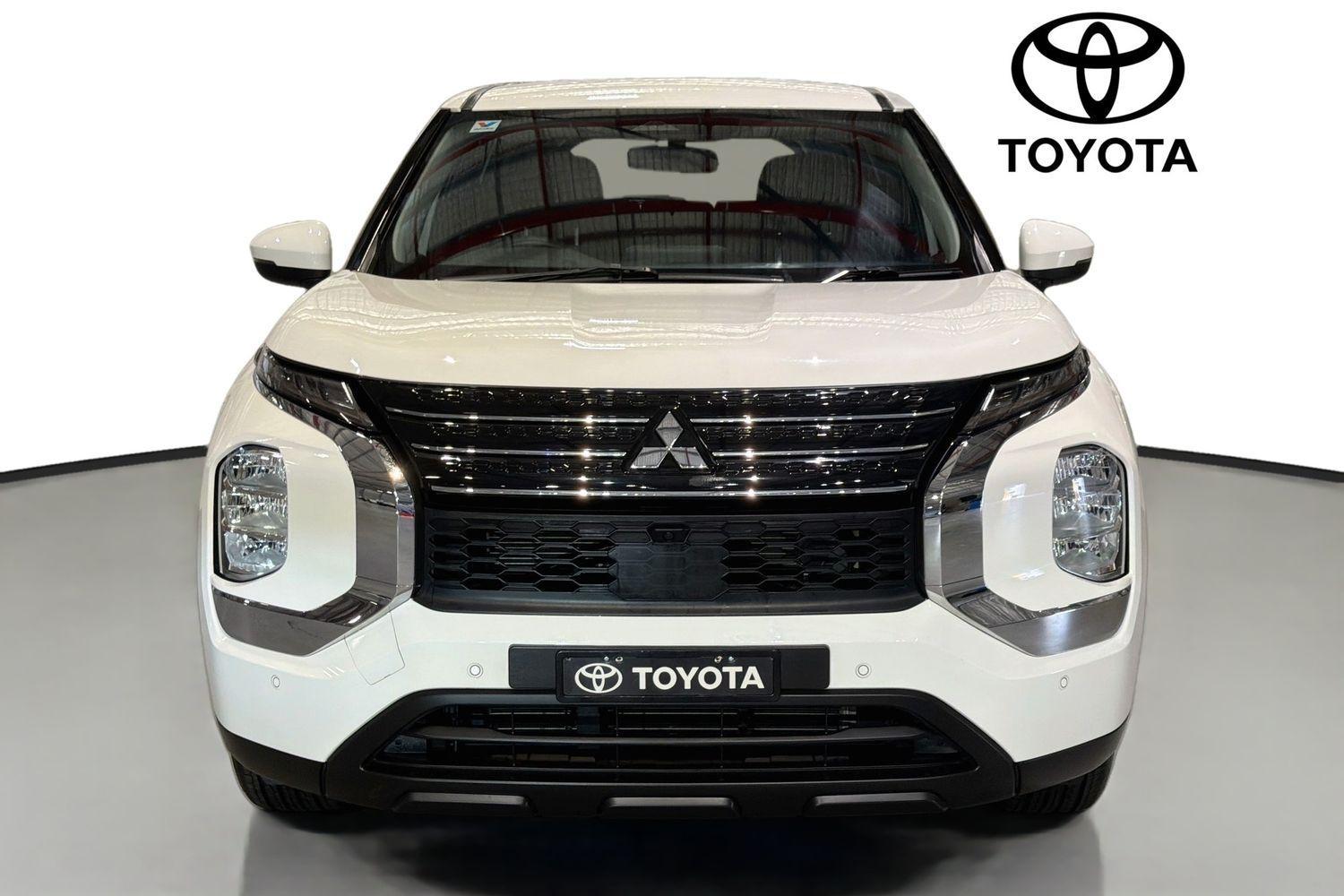 2022 Mitsubishi Outlander ES in White