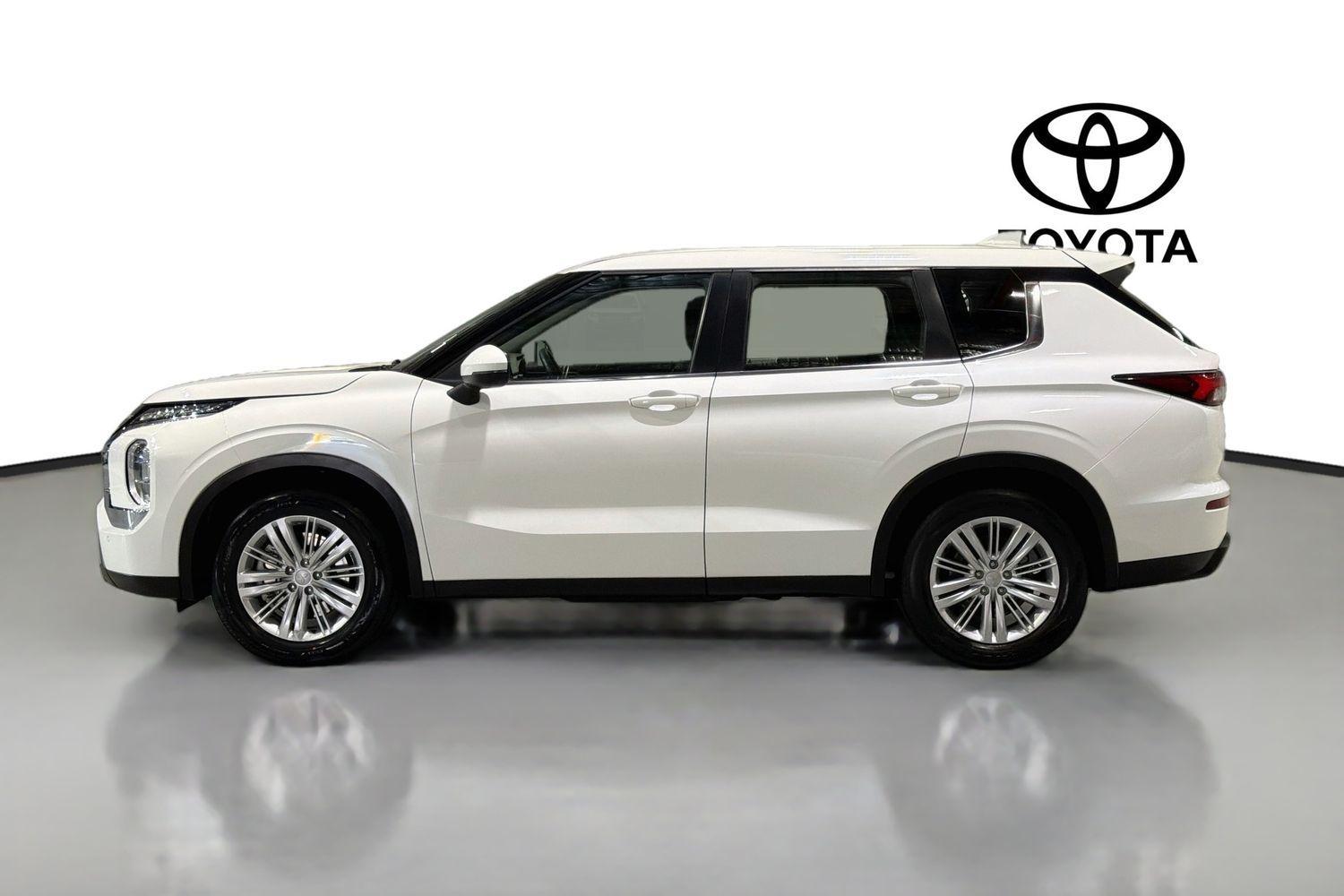 2022 Mitsubishi Outlander ES in White