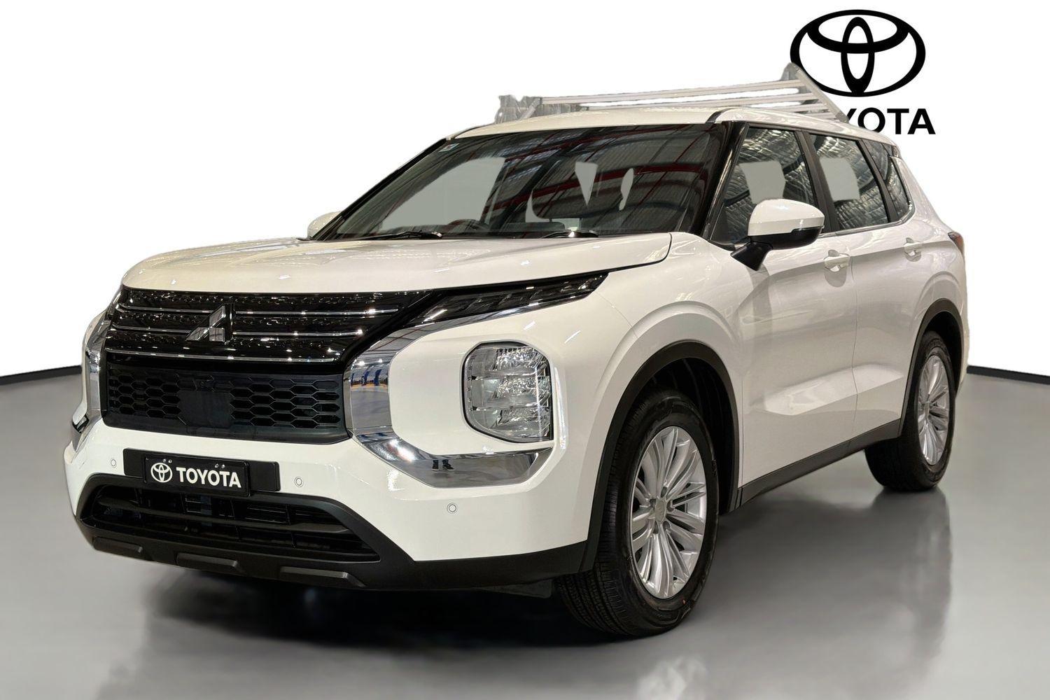 2022 Mitsubishi Outlander ES in White