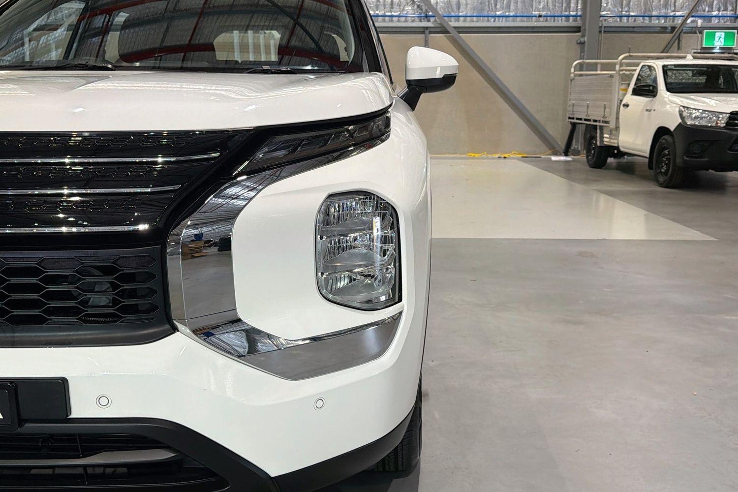 2022 Mitsubishi Outlander ES in White