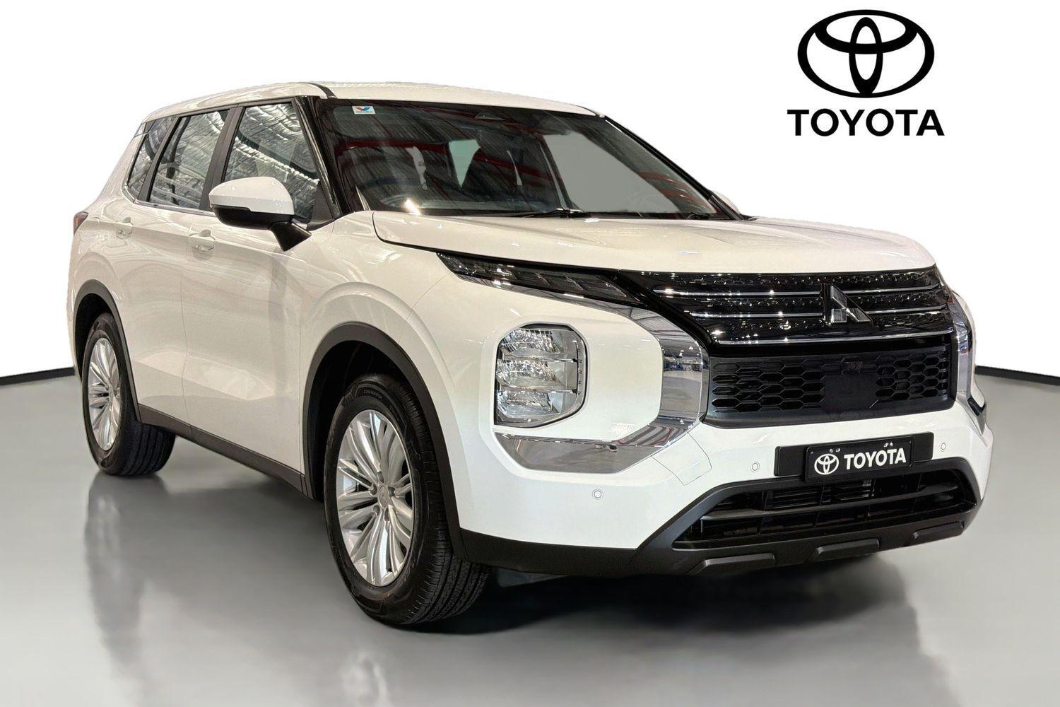 2022 Mitsubishi Outlander ES in White