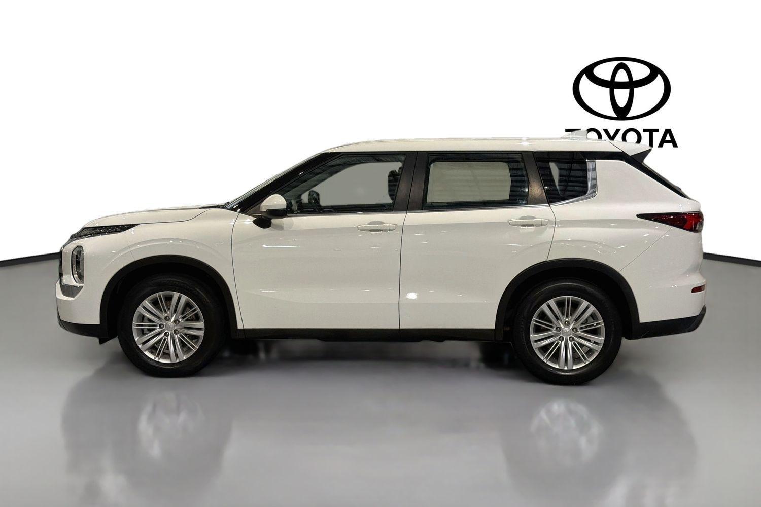 2022 Mitsubishi Outlander ES in White