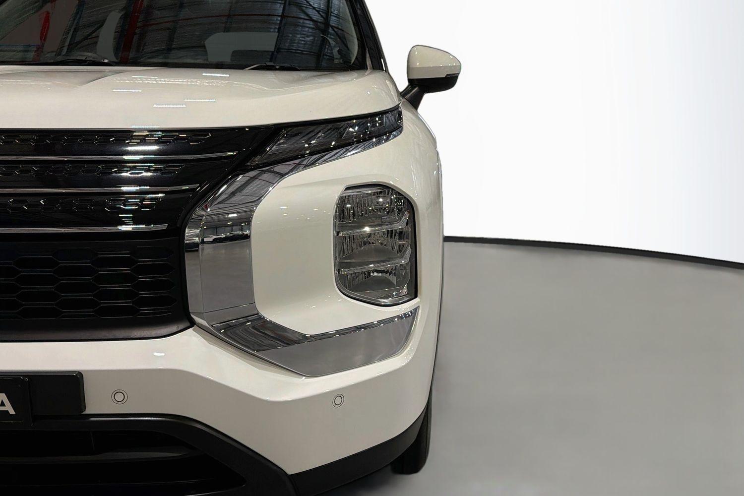2022 Mitsubishi Outlander ES in White