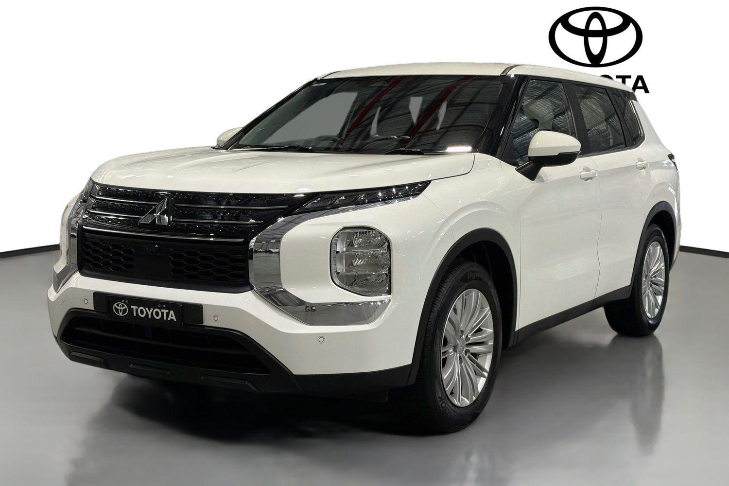 2022 Mitsubishi Outlander ES in White