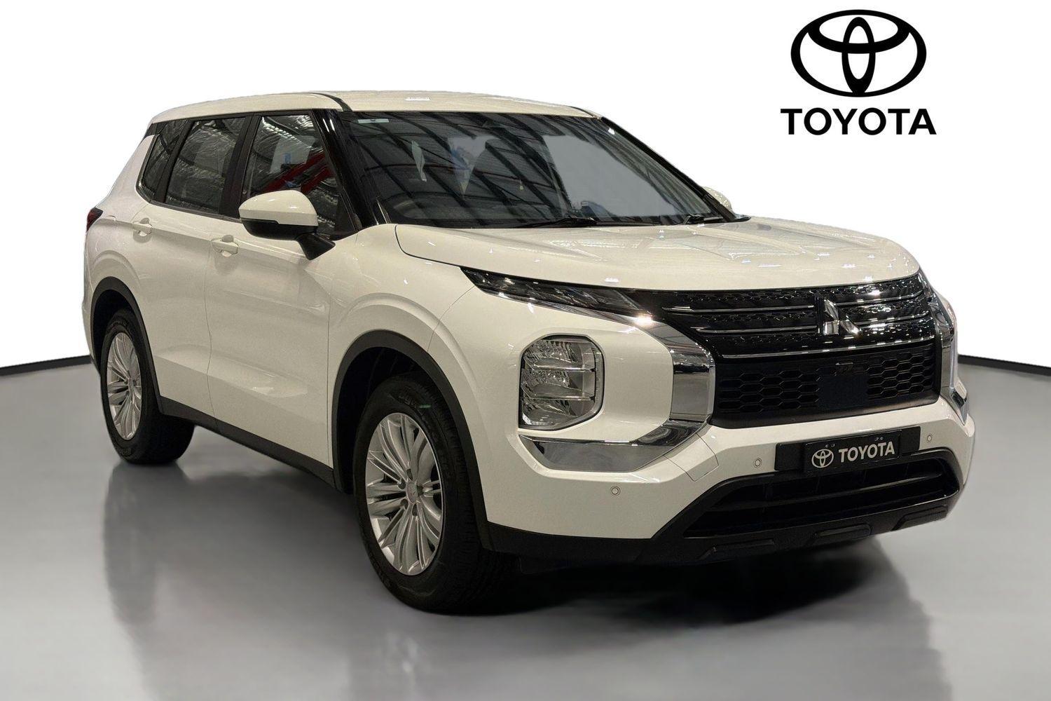 2022 Mitsubishi Outlander ES in White