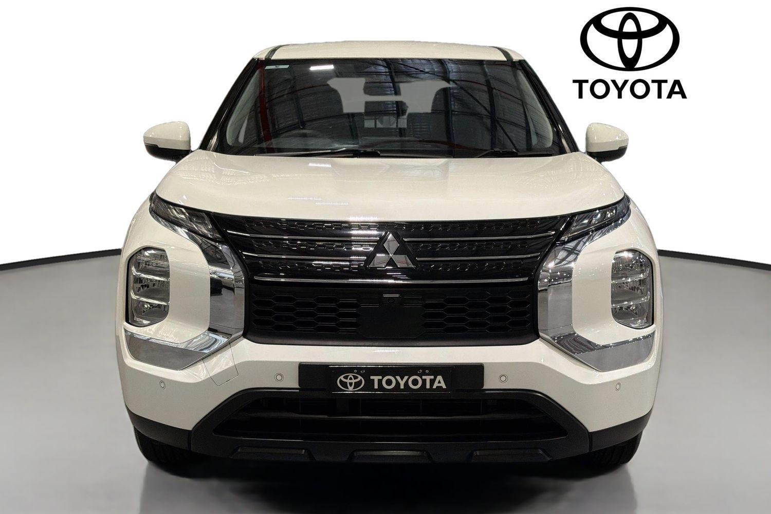 2022 Mitsubishi Outlander ES in White