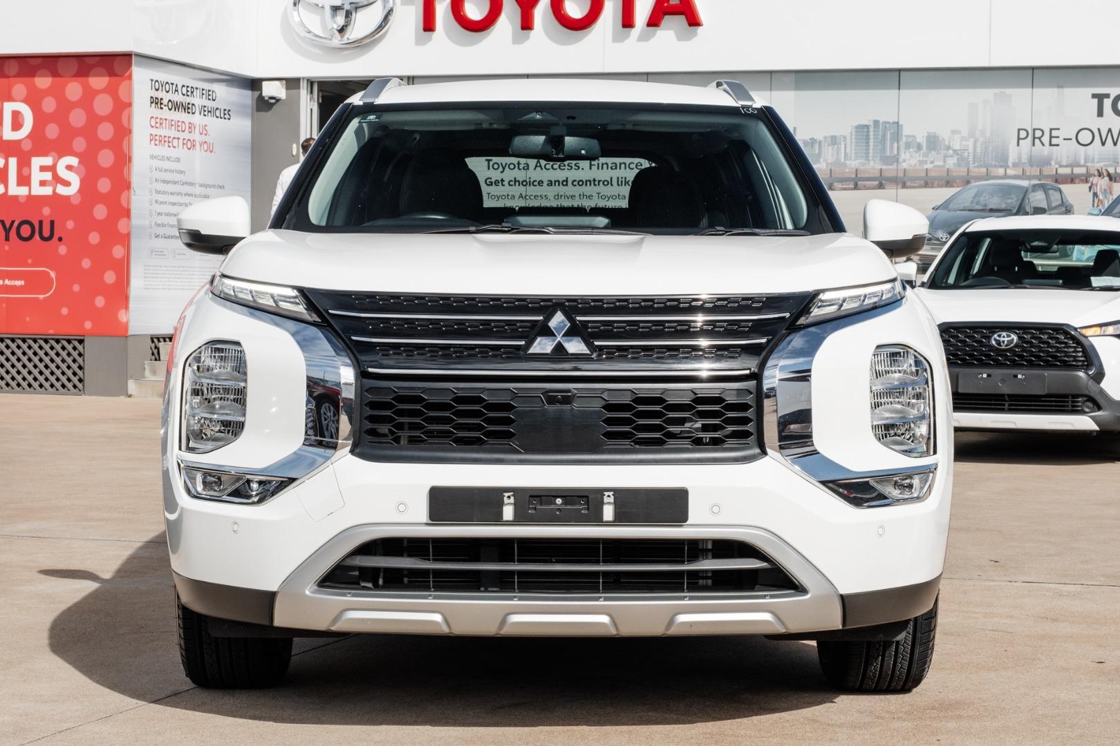 2023 Mitsubishi Outlander LS in White