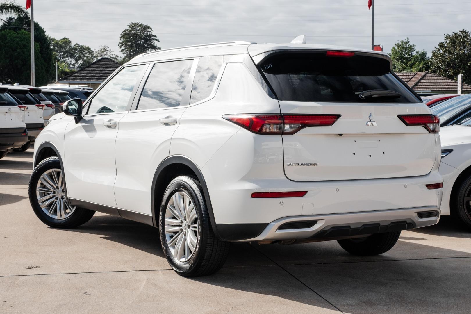 2023 Mitsubishi Outlander LS in White