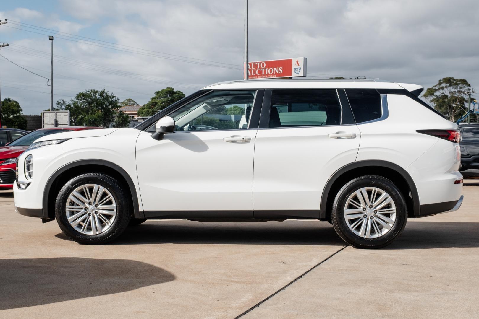 2023 Mitsubishi Outlander LS in White
