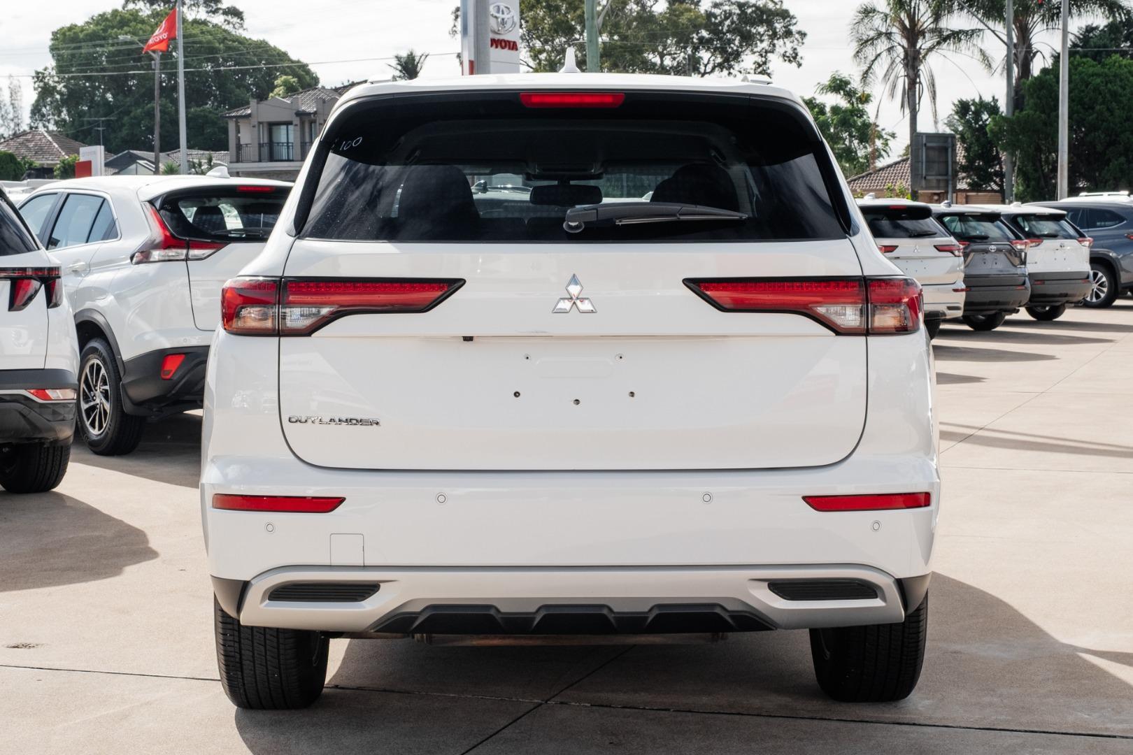 2023 Mitsubishi Outlander LS in White